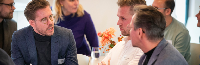 Heren met elkaar in overleg