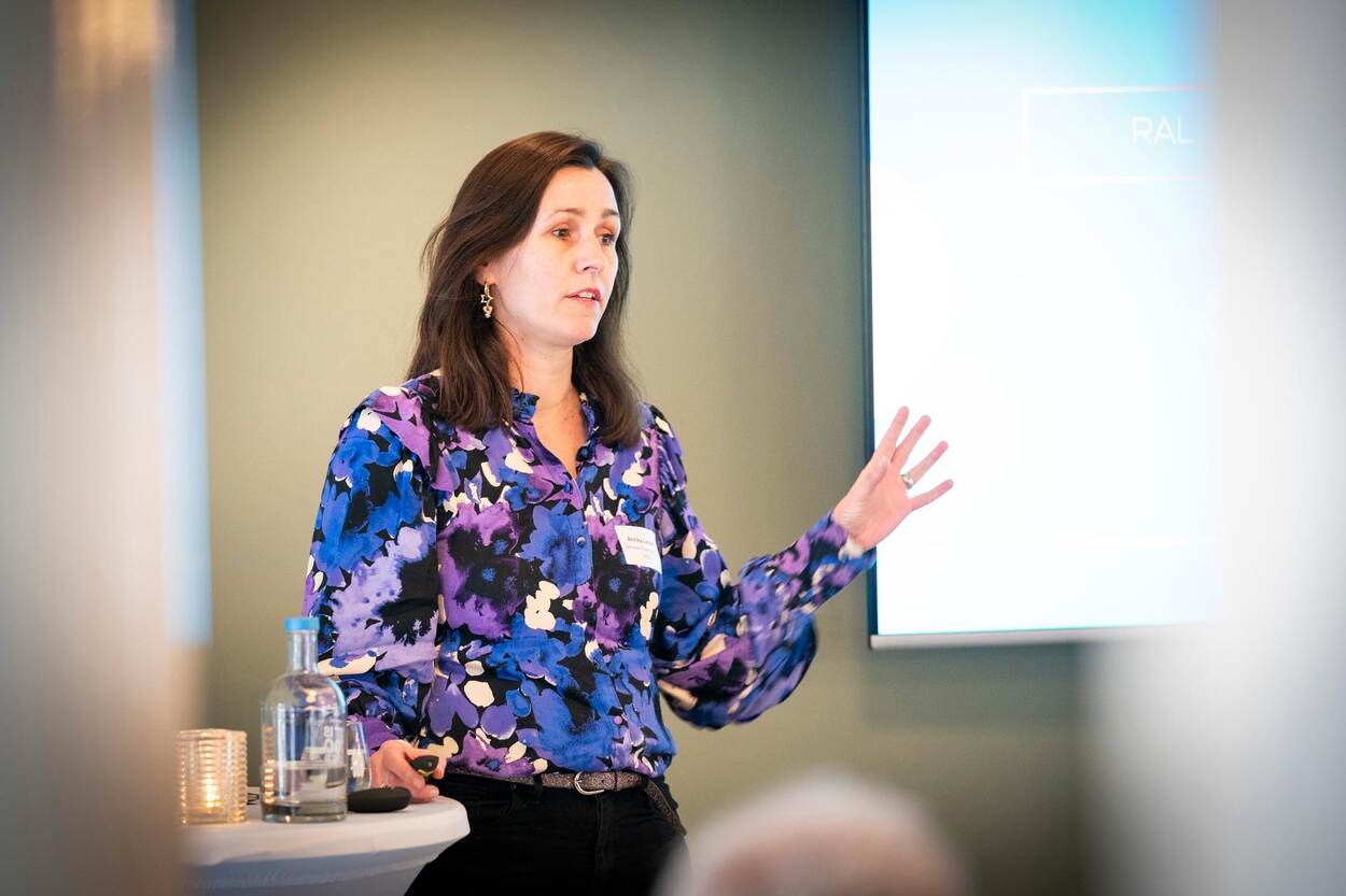 Projectleider geeft informatie over onderwerp